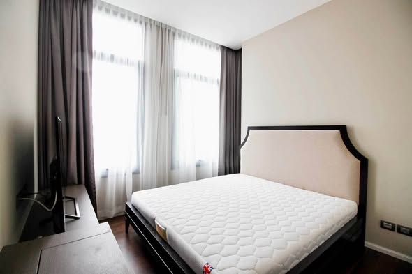 bedroom of The Diplomat 39