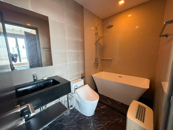 bathroom of The Edge Sukhumvit 23
