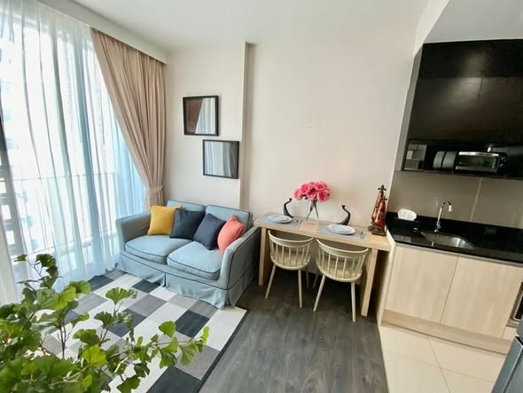 bedroom and living room of The Edge Sukhumvit 23