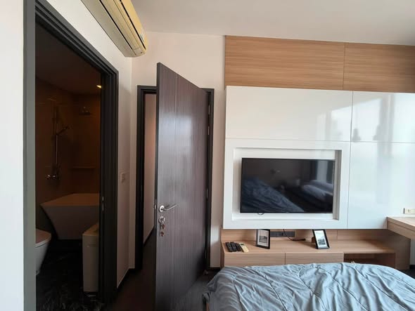 bedroom and room interior of The Edge Sukhumvit 23