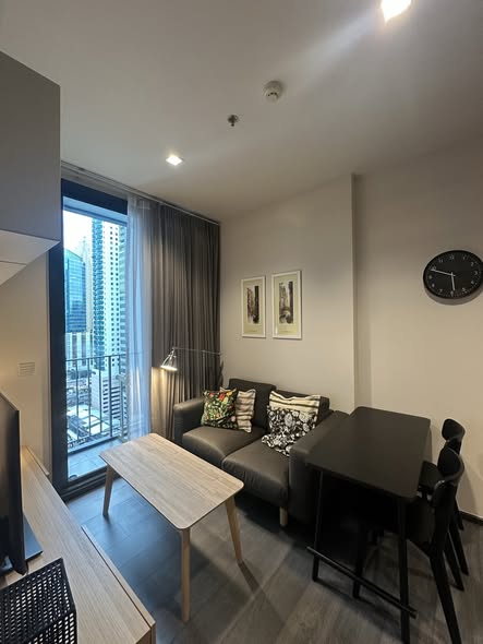 living room of The Edge Sukhumvit 23