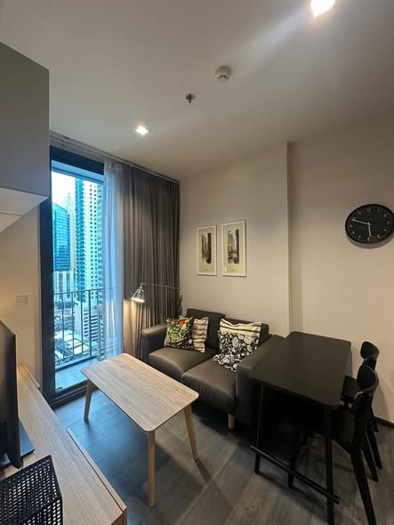 living room of The Edge Sukhumvit 23