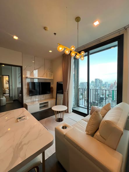 living room of The Edge Sukhumvit 23