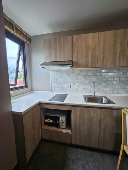 kitchen of The Excel Hideaway Sukhumvit 50