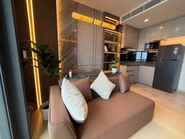 living room and bedroom of THE EXTRO Phayathai-Rangnam