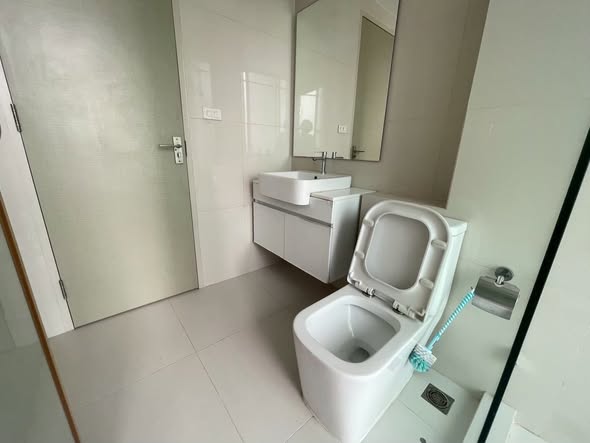 bathroom of The Hotel Serviced Condo เดอะโฮเทล คอนโด