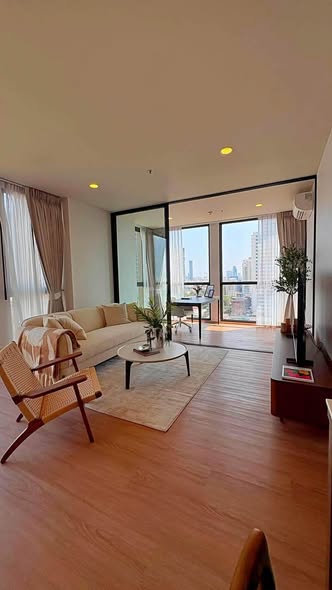 living room of The Issara Sathorn (ดิ อิสสระ สาทร)