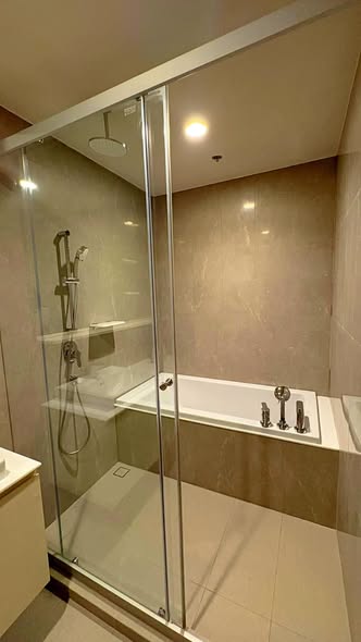 room interior of The Issara Sathorn (ดิ อิสสระ สาทร)
