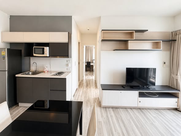 living room and kitchen of The Key BTS Wutthakat เดอะ คีย์ บีทีเอส วุฒากาศ