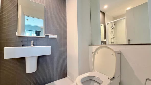 bathroom of The Key Cheangwattana