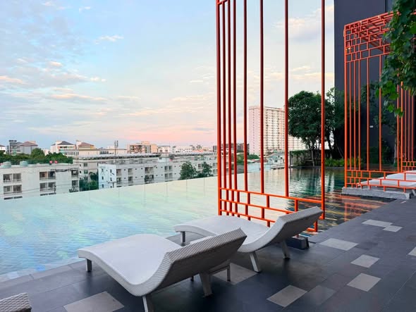 pool of THE LINE Sukhumvit 101