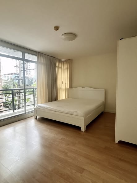 bedroom of The Link Sukhumvit 50