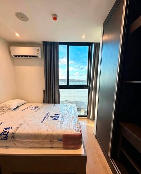 bedroom of The Matt Sathorn-Thaphra