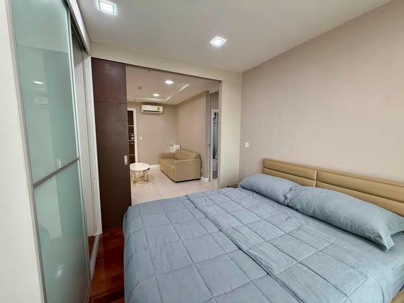 bedroom of The Metropolis Samrong