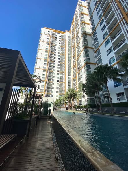 pool of The Parkland Taksin -Tha Phra