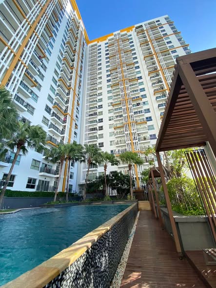 pool of The Parkland Taksin -Tha Phra