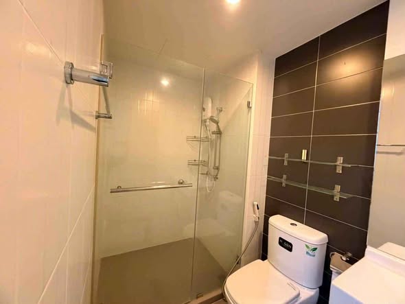 room interior and bathroom of The President Sathon-Ratchaphruek 1