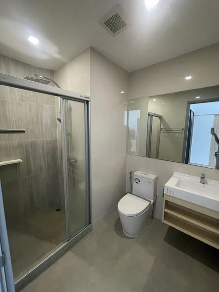room interior and bathroom of The Rich Rama 9 – Srinagarindra