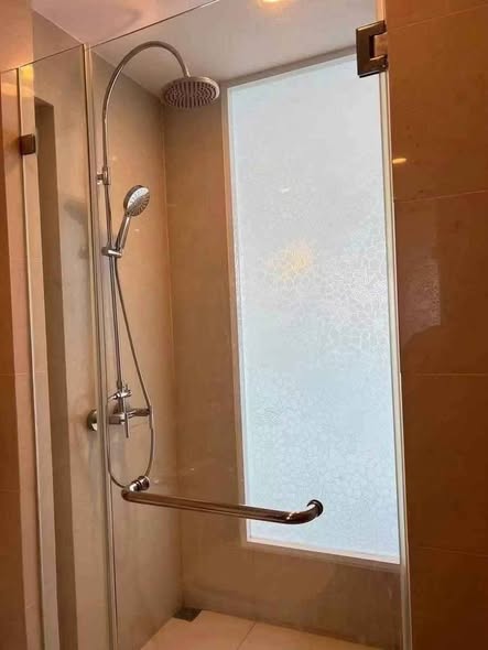 room interior and bathroom of The Riviera Wongamat Beach : เดอะ ริเวียร่า วงศ์อมาตย์ บีช