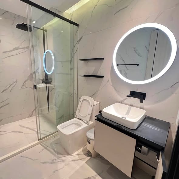 bathroom of The Room Phaya Thai
