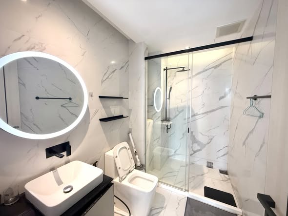 bathroom of The Room Phaya Thai