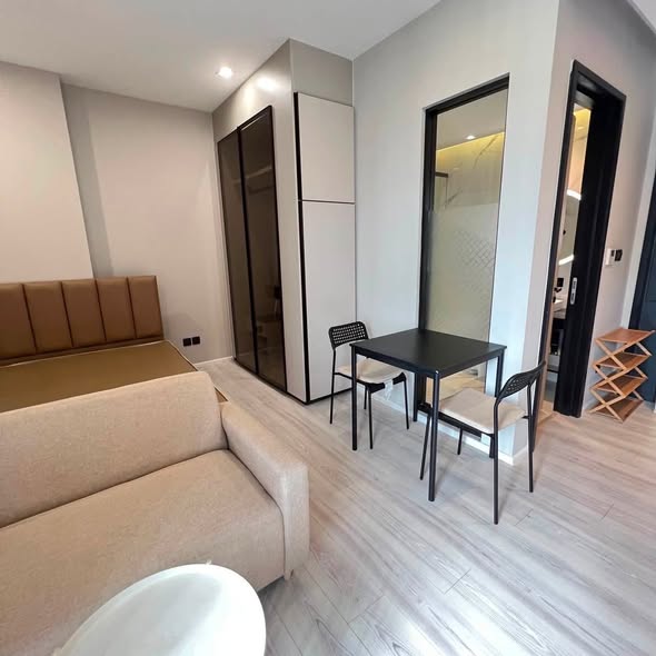 bedroom and room interior of The Room Phaya Thai