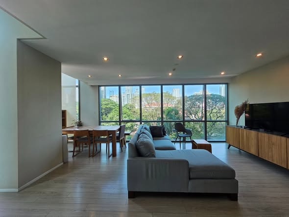 living room and room interior of The Room Sukhumvit 21