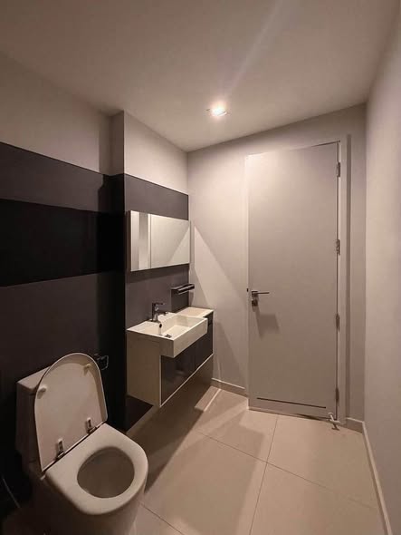 bathroom of The Room Sukhumvit 62