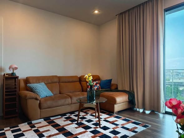 bedroom and living room of The Room Sukhumvit 62