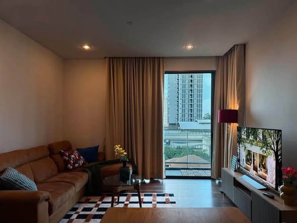 bedroom and living room of The Room Sukhumvit 62
