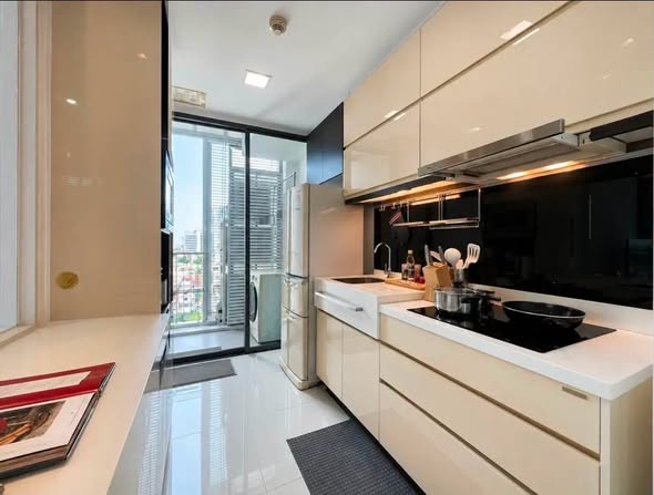 kitchen of The Room Sukhumvit 62