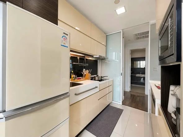 kitchen of The Room Sukhumvit 62