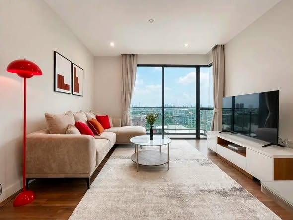 living room of The Room Sukhumvit 62