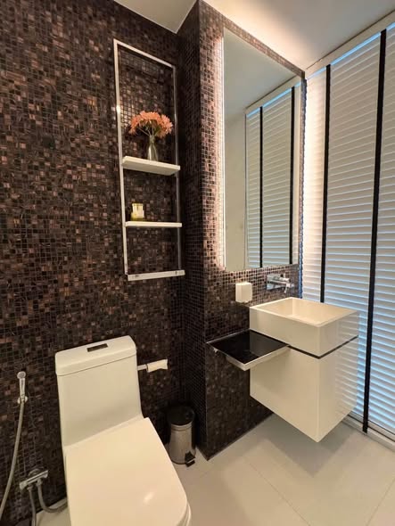 bathroom of The Room Sukhumvit 69