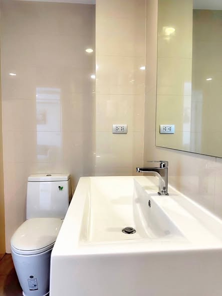 bathroom of The Sky Sukhumvit