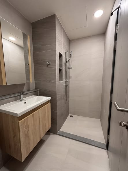 room interior and bathroom of The Stage Mindscape Ratchada-Huai Khwang