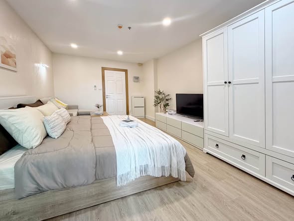 bedroom and room interior of The View Condo Suanluang