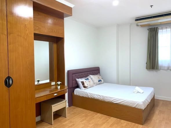 bedroom of The Waterford Park
