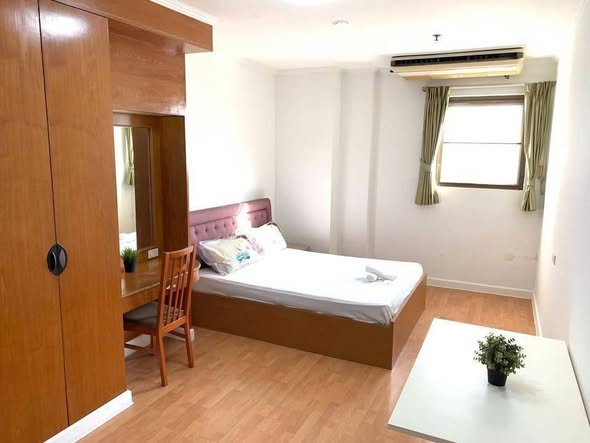 bedroom of The Waterford Park