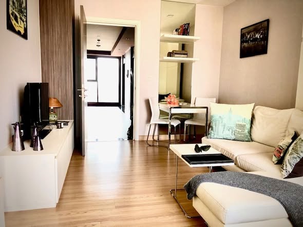 living room and bedroom of Urbano Absolute Sathon-Taksin