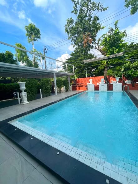 pool of Vararom Premium House Watcharapol-ChatuChot | Q House