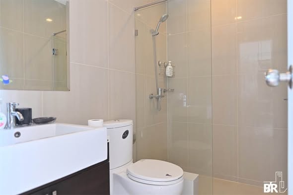 bathroom of Villa Asoke Condominium