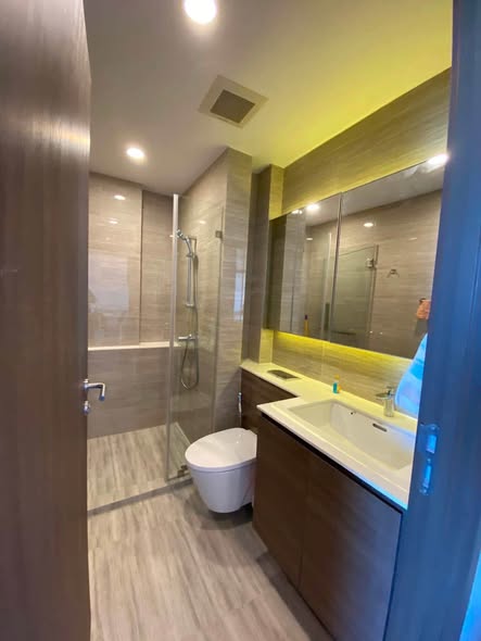 room interior and bathroom of Whizdom Essence Sukhumvit วิสซ์ดอม เอสเซ้นส์ สุขุมวิท
