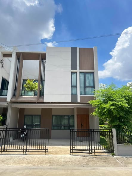บ้านกลางเมือง ลาดพร้าว 101 สเตชั่น