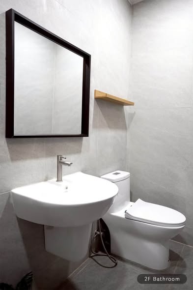 bathroom of ขายทาวน์โฮม สูง 2 ชั้น พื้นที่ 20 ตร.ว. 3 นอน 2 น้ำ 1 ครัว เดอะเมโทร รัตนาธิเบศร์