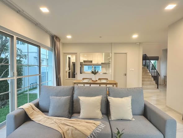 living room and room interior of หมู่บ้านดีพร้อม 2 แปลงยาว ตลาดบางบ่อ