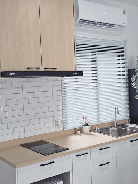bathroom and kitchen of พลีโน่ สุขุมวิท-บางนา 3 Pleno Sukhumvit-Bangna 3