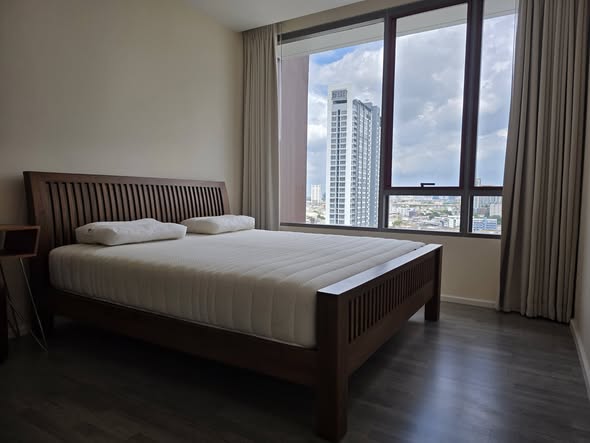bedroom of 333 Riverside