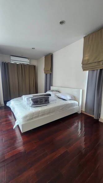 bedroom and room interior of สุขุมวิท 49