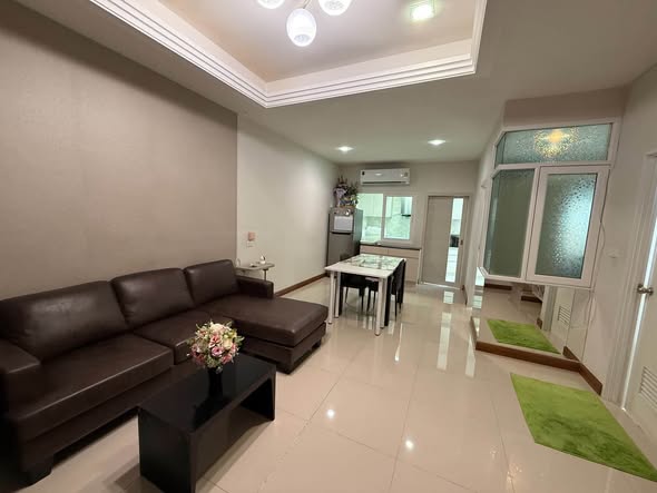 living room of โกลเด้น ทาวน์ วัชรพล สุขาภิบาล5